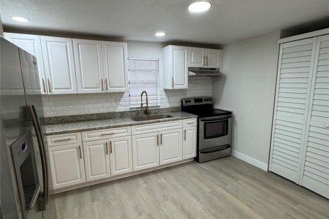 House in Tampa, Florida 3 bedrooms, 97.73 sq.m. № 1531174 - photo 6