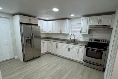 House in Tampa, Florida 3 bedrooms, 97.73 sq.m. № 1531174 - photo 5