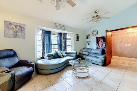 Casa en venta en Kissimmee, Florida, 5 dormitorios, 319.03 m2 № 2308759 - foto 11