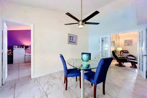 Casa en venta en Kissimmee, Florida, 5 dormitorios, 319.03 m2 № 2308759 - foto 19