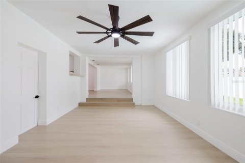 House in Clearwater, Florida 2 bedrooms, 155.89 sq.m. № 1913501 - photo 14