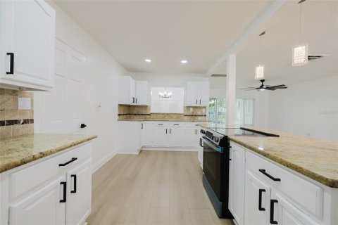 House in Clearwater, Florida 2 bedrooms, 155.89 sq.m. № 1913501 - photo 6