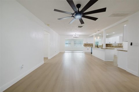 House in Clearwater, Florida 2 bedrooms, 155.89 sq.m. № 1913501 - photo 30