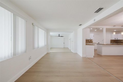 House in Clearwater, Florida 2 bedrooms, 155.89 sq.m. № 1913501 - photo 13