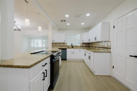 House in Clearwater, Florida 2 bedrooms, 155.89 sq.m. № 1913501 - photo 9