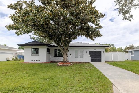 House in Clearwater, Florida 2 bedrooms, 155.89 sq.m. № 1913501 - photo 1