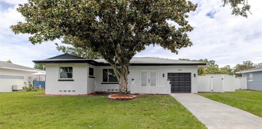 House in Clearwater, Florida 2 bedrooms, 155.89 sq.m. № 1913501