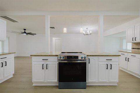House in Clearwater, Florida 2 bedrooms, 155.89 sq.m. № 1913501 - photo 11