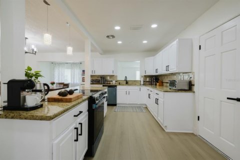 House in Clearwater, Florida 2 bedrooms, 155.89 sq.m. № 1913501 - photo 10