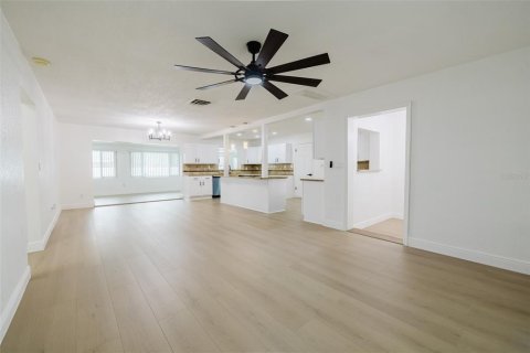 House in Clearwater, Florida 2 bedrooms, 155.89 sq.m. № 1913501 - photo 3