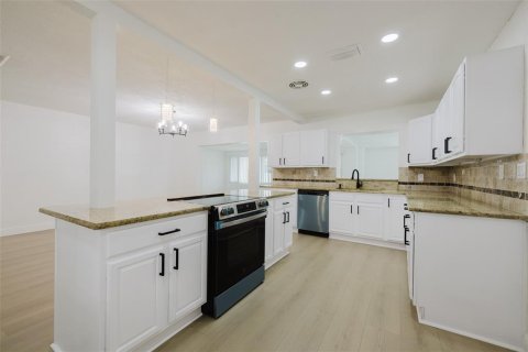 House in Clearwater, Florida 2 bedrooms, 155.89 sq.m. № 1913501 - photo 8