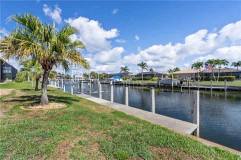 House in Punta Gorda, Florida 2 bedrooms, 146.79 sq.m. № 1725485 - photo 6