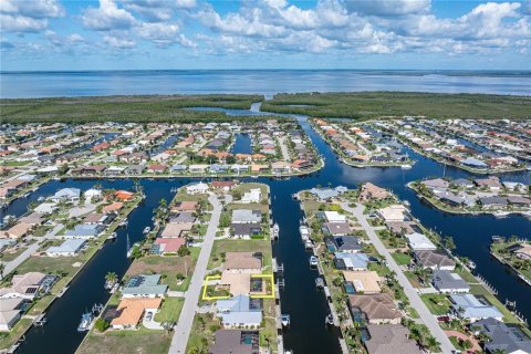 House in Punta Gorda, Florida 2 bedrooms, 146.79 sq.m. № 1725485 - photo 2