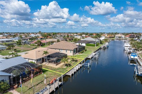 House in Punta Gorda, Florida 2 bedrooms, 146.79 sq.m. № 1725485 - photo 9