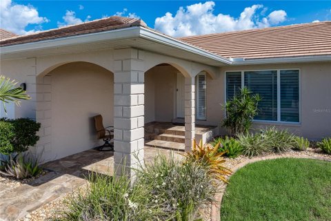 House in Punta Gorda, Florida 2 bedrooms, 146.79 sq.m. № 1725485 - photo 15