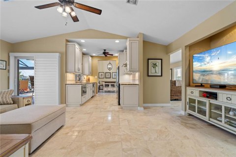 House in Punta Gorda, Florida 2 bedrooms, 146.79 sq.m. № 1725485 - photo 3