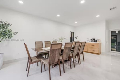 Villa ou maison à vendre à Miami, Floride: 5 chambres, 234.76 m2 № 2038425 - photo 15
