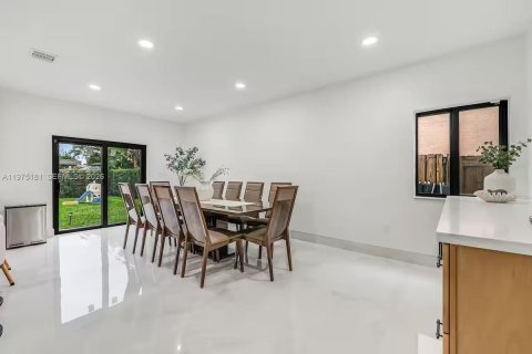 Villa ou maison à vendre à Miami, Floride: 5 chambres, 234.76 m2 № 2038425 - photo 14