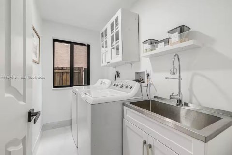 Villa ou maison à vendre à Miami, Floride: 5 chambres, 234.76 m2 № 2038425 - photo 16