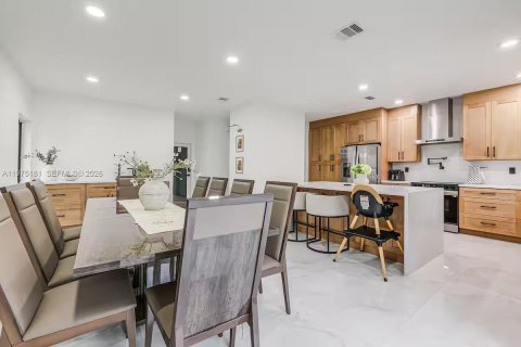 Villa ou maison à vendre à Miami, Floride: 5 chambres, 234.76 m2 № 2038425 - photo 12