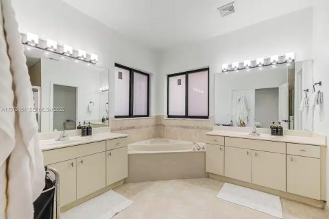 Villa ou maison à vendre à Miami, Floride: 5 chambres, 234.76 m2 № 2038425 - photo 18