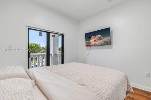 Villa ou maison à vendre à Miami, Floride: 5 chambres, 234.76 m2 № 2038425 - photo 28
