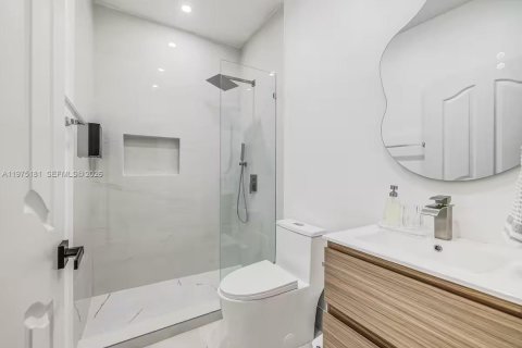 Villa ou maison à vendre à Miami, Floride: 5 chambres, 234.76 m2 № 2038425 - photo 17