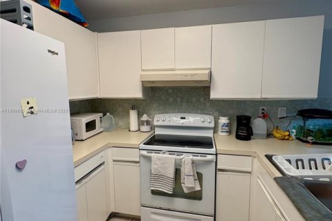 House in Davie, Florida 3 bedrooms, 126.35 sq.m. № 1955055 - photo 11