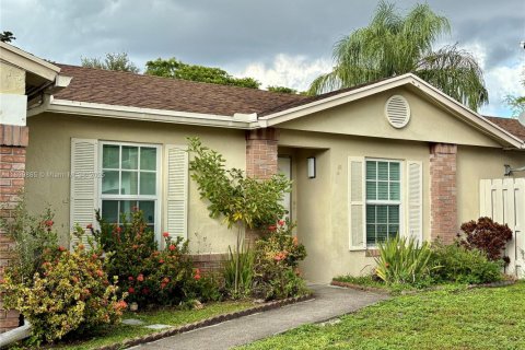 House in Davie, Florida 3 bedrooms, 126.35 sq.m. № 1955055 - photo 1