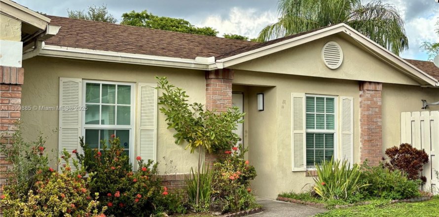 House in Davie, Florida 3 bedrooms, 126.35 sq.m. № 1955055