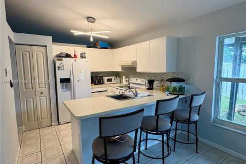 House in Davie, Florida 3 bedrooms, 126.35 sq.m. № 1955055 - photo 12