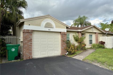 House in Davie, Florida 3 bedrooms, 126.35 sq.m. № 1955055 - photo 2