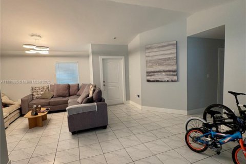 House in Davie, Florida 3 bedrooms, 126.35 sq.m. № 1955055 - photo 6