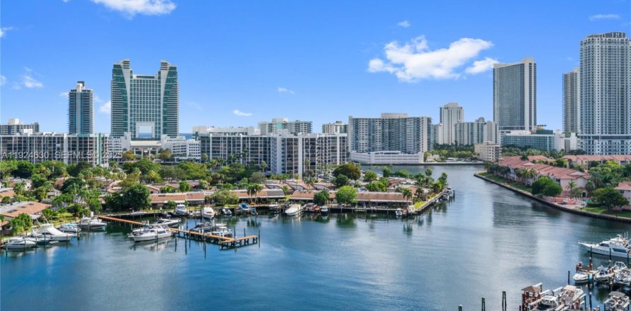Condo à Hallandale Beach, Floride, 2 chambres  № 2061548