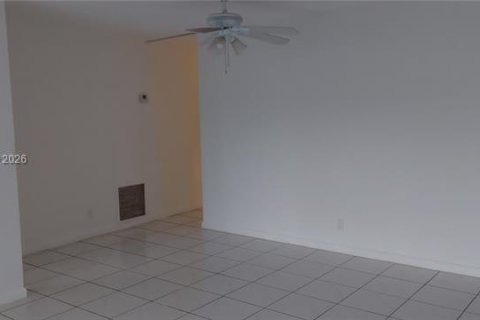 Condo in Sunrise, Florida, 2 bedrooms  № 2043076 - photo 5