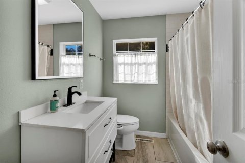 House in DeLand, Florida 4 bedrooms, 211.35 sq.m. № 2226654 - photo 20