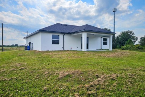 House in Lehigh Acres, Florida 3 bedrooms, 139.17 sq.m. № 1860914 - photo 25