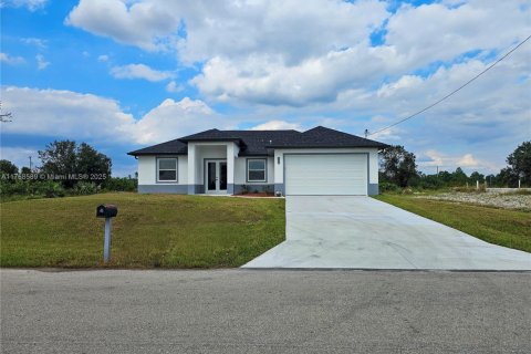 House in Lehigh Acres, Florida 3 bedrooms, 139.17 sq.m. № 1860914 - photo 1
