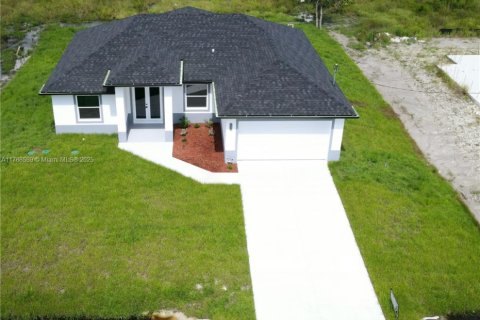 House in Lehigh Acres, Florida 3 bedrooms, 139.17 sq.m. № 1860914 - photo 2