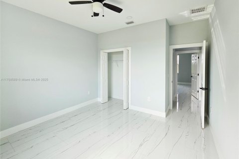 House in Lehigh Acres, Florida 3 bedrooms, 139.17 sq.m. № 1860914 - photo 13