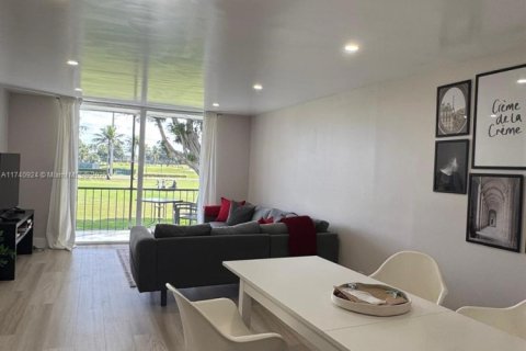 Condo in Pembroke Pines, Florida, 2 bedrooms  № 1812245 - photo 10