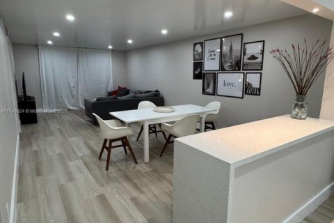 Condo in Pembroke Pines, Florida, 2 bedrooms  № 1812245 - photo 6