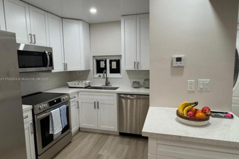 Condo in Pembroke Pines, Florida, 2 bedrooms  № 1812245 - photo 4