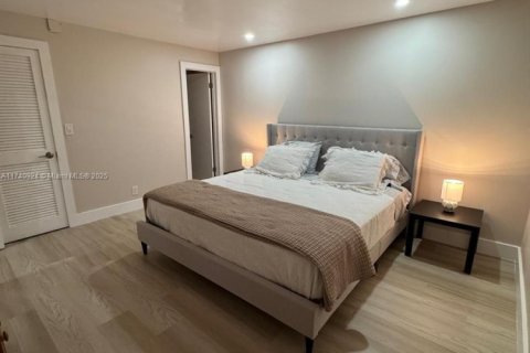 Condo in Pembroke Pines, Florida, 2 bedrooms  № 1812245 - photo 14