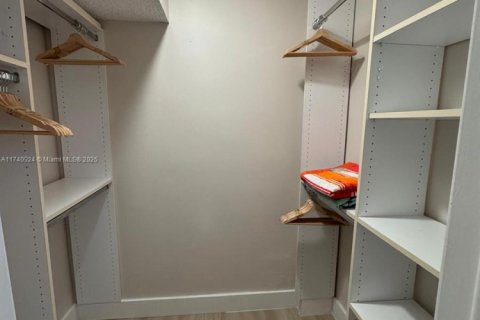 Condo in Pembroke Pines, Florida, 2 bedrooms  № 1812245 - photo 16