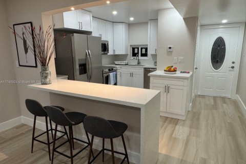 Condo in Pembroke Pines, Florida, 2 bedrooms  № 1812245 - photo 7