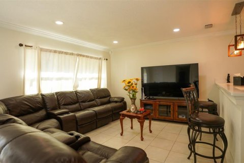 House in Tampa, Florida 4 bedrooms, 125.42 sq.m. № 1831256 - photo 7