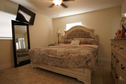 House in Tampa, Florida 4 bedrooms, 125.42 sq.m. № 1831256 - photo 21