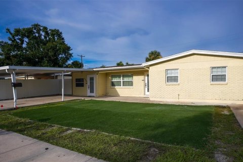 House in Tampa, Florida 4 bedrooms, 125.42 sq.m. № 1831256 - photo 1