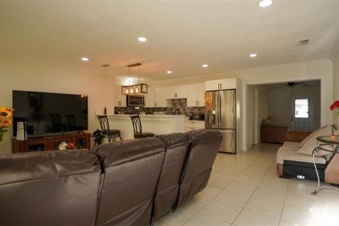 House in Tampa, Florida 4 bedrooms, 125.42 sq.m. № 1831256 - photo 8